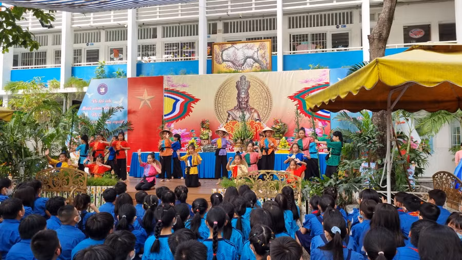 Tiết mục văn nghệ đặc sắc mừng lễ Giỗ tổ của Trường Tiểu học Hòa Bình. Tiết mục văn nghệ đặc sắc mừng lễ Giỗ tổ của Trường Tiểu học Hòa Bình.