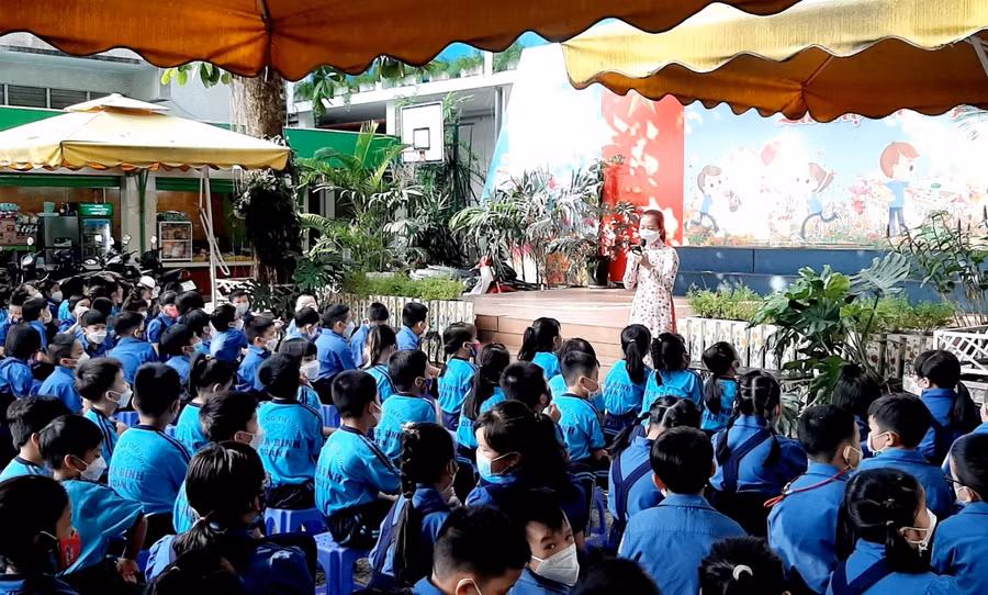 Học sinh Trường Tiểu học Hoà Bình chăm chú nghe cô giáo kể chuyện về ngày 30/4/1975.