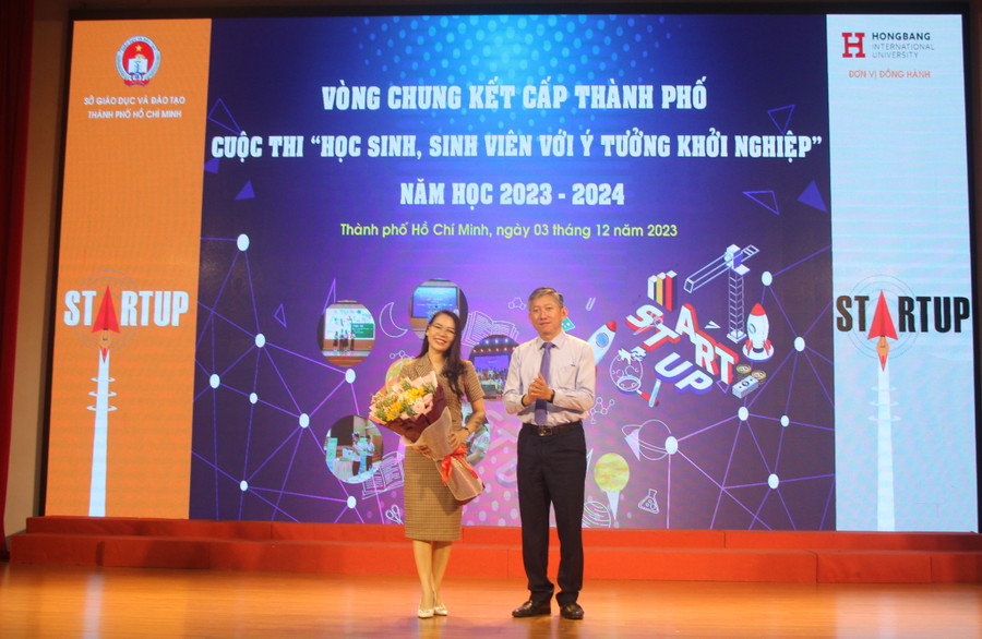 Ông Dương Trí Dũng, Phó Giám đốc Sở GD&ĐT TPHCM tặng hoa đại diện Trường Đại học Quốc tế Hồng Bàng, đơn vị đồng hành với cuộc thi. Ông Dương Trí Dũng, Phó Giám đốc Sở GD&ĐT TPHCM tặng hoa đại diện Trường Đại học Quốc tế Hồng Bàng, đơn vị đồng hành với cuộc thi.