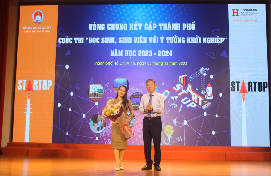 Ông Dương Trí Dũng, Phó Giám đốc Sở GD&amp;ĐT TPHCM tặng hoa đại diện Trường Đại học Quốc tế Hồng Bàng, đơn vị đồng hành với cuộc thi.