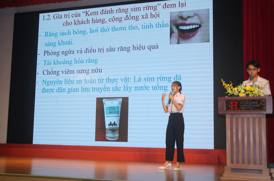 Học sinh trình bày đề tài tại vòng chung kết. Học sinh trình bày đề tài tại vòng chung kết.