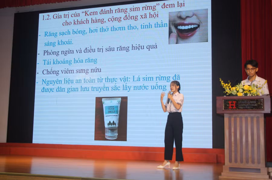 Học sinh trình bày đề tài tại vòng chung kết.