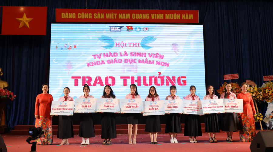 Trao giải hội thi "Tự hào là sinh viên khoa Giáo dục Mầm non". Trao giải hội thi "Tự hào là sinh viên khoa Giáo dục Mầm non".