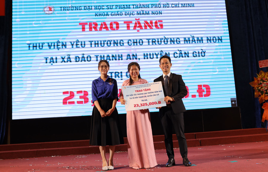Trao tặng công trình "Thư viện yêu thương" cho Trường Mầm non Thạnh An. Trao tặng công trình "Thư viện yêu thương" cho Trường Mầm non Thạnh An.