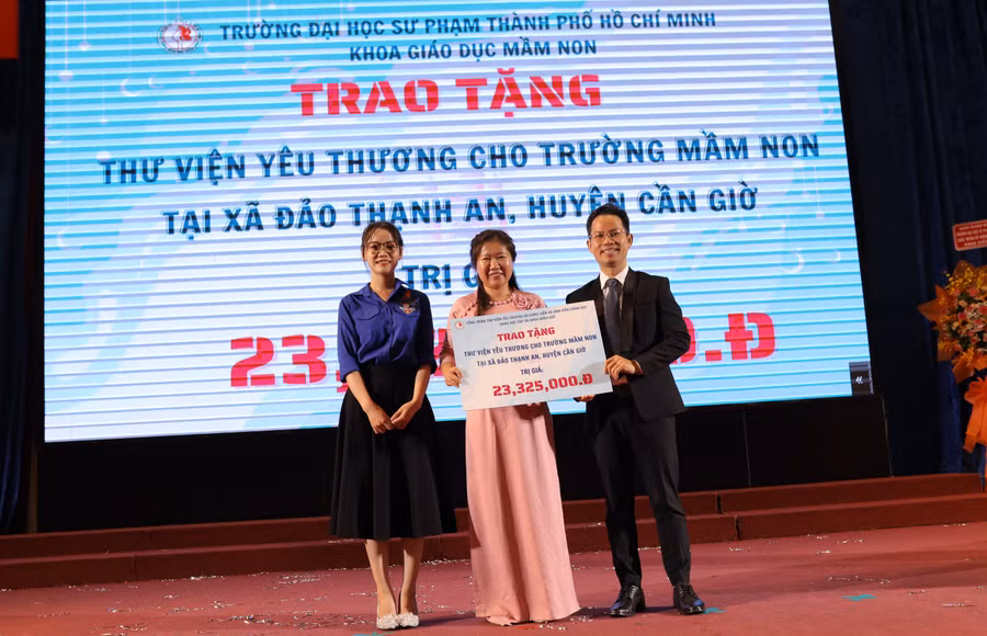 Trao tặng công trình "Thư viện yêu thương" cho Trường Mầm non Thạnh An.