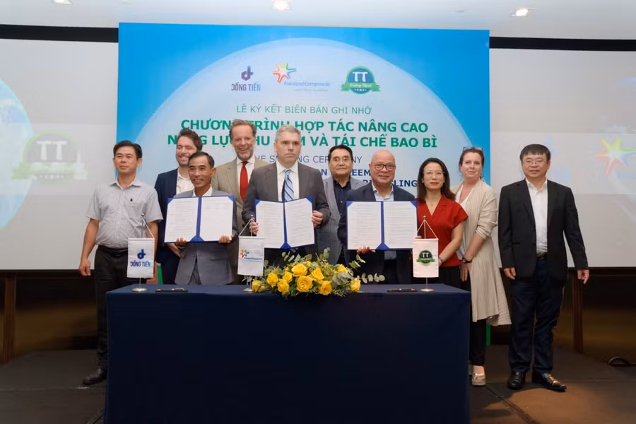 Ông Dương Văn Hồng (người thứ nhất, hàng đầu từ trái sang, cầm Thỏa thuận hợp tác) Giám đốc Công ty Trường Thịnh cam kết phát triển mạng lưới thu gom bao bì vỏ hộp sữa.