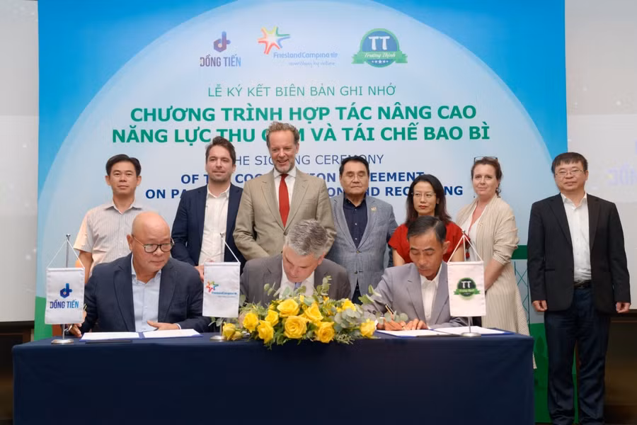 FrieslandCampina Việt Nam cùng công ty Trường Thịnh và Đồng Tiến ký kết hợp tác chiến lược nâng cao năng lực thu gom và tái chế bao bì.