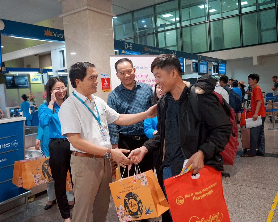 “Chuyến bay ước mơ - Hành trình đoàn viên 2024” là chặng tiếp của chương trình từ nhiều năm qua giúp san sẻ bớt gánh nặng cho người lao động khi Tết đến, Xuân về. “Chuyến bay ước mơ - Hành trình đoàn viên 2024” là chặng tiếp của chương trình từ nhiều năm qua giúp san sẻ bớt gánh nặng cho người lao động khi Tết đến, Xuân về.