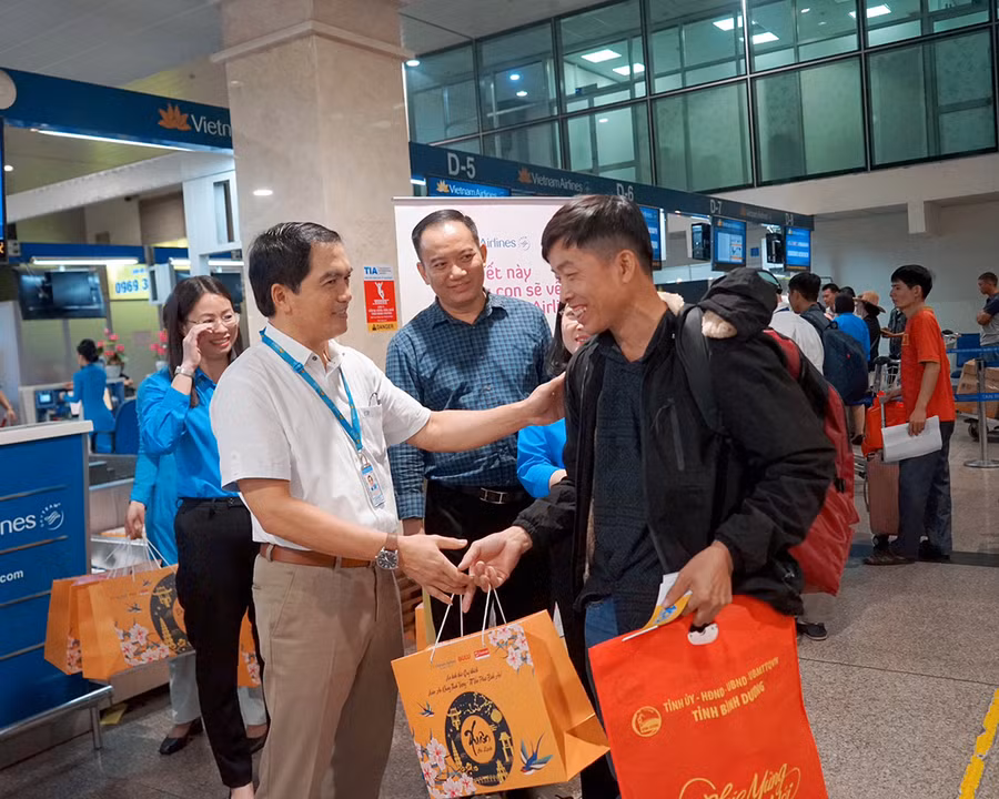 “Chuyến bay ước mơ - Hành trình đoàn viên 2024” là chặng tiếp của chương trình từ nhiều năm qua giúp san sẻ bớt gánh nặng cho người lao động khi Tết đến, Xuân về.