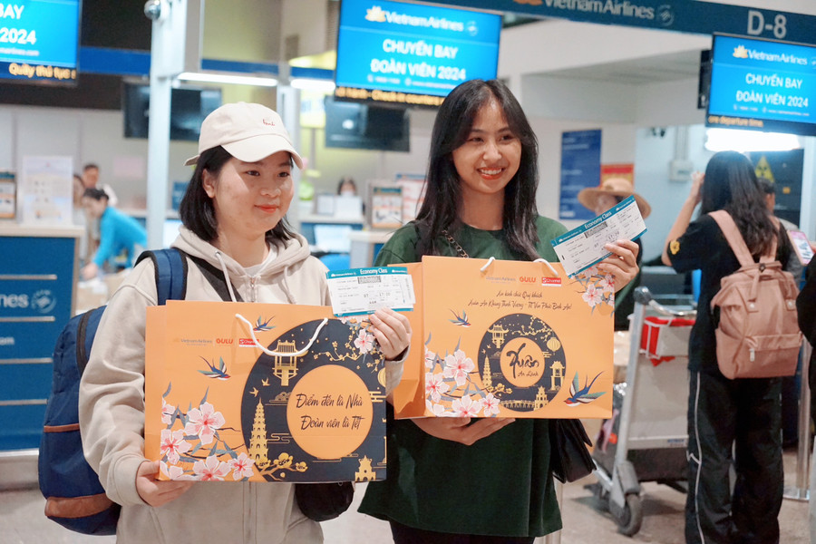 Chuyến bay cất cánh từ sân bay Tân Sơn Nhất và hạ cánh tại sân bay Nội Bài, toàn bộ người lao động trên chuyến bay đoàn viên được hỗ trợ miễn phí 100% vé máy bay. Chuyến bay cất cánh từ sân bay Tân Sơn Nhất và hạ cánh tại sân bay Nội Bài, toàn bộ người lao động trên chuyến bay đoàn viên được hỗ trợ miễn phí 100% vé máy bay.