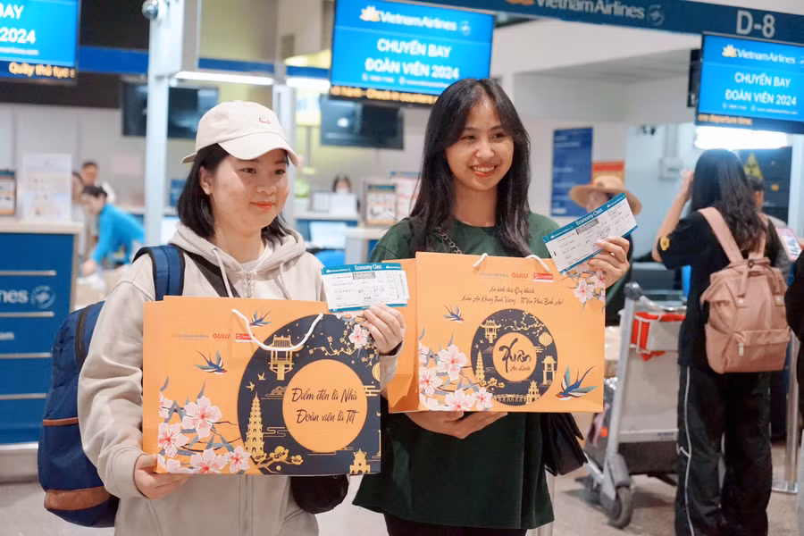 Chuyến bay cất cánh từ sân bay Tân Sơn Nhất và hạ cánh tại sân bay Nội Bài, toàn bộ người lao động trên chuyến bay đoàn viên được hỗ trợ miễn phí 100% vé máy bay.