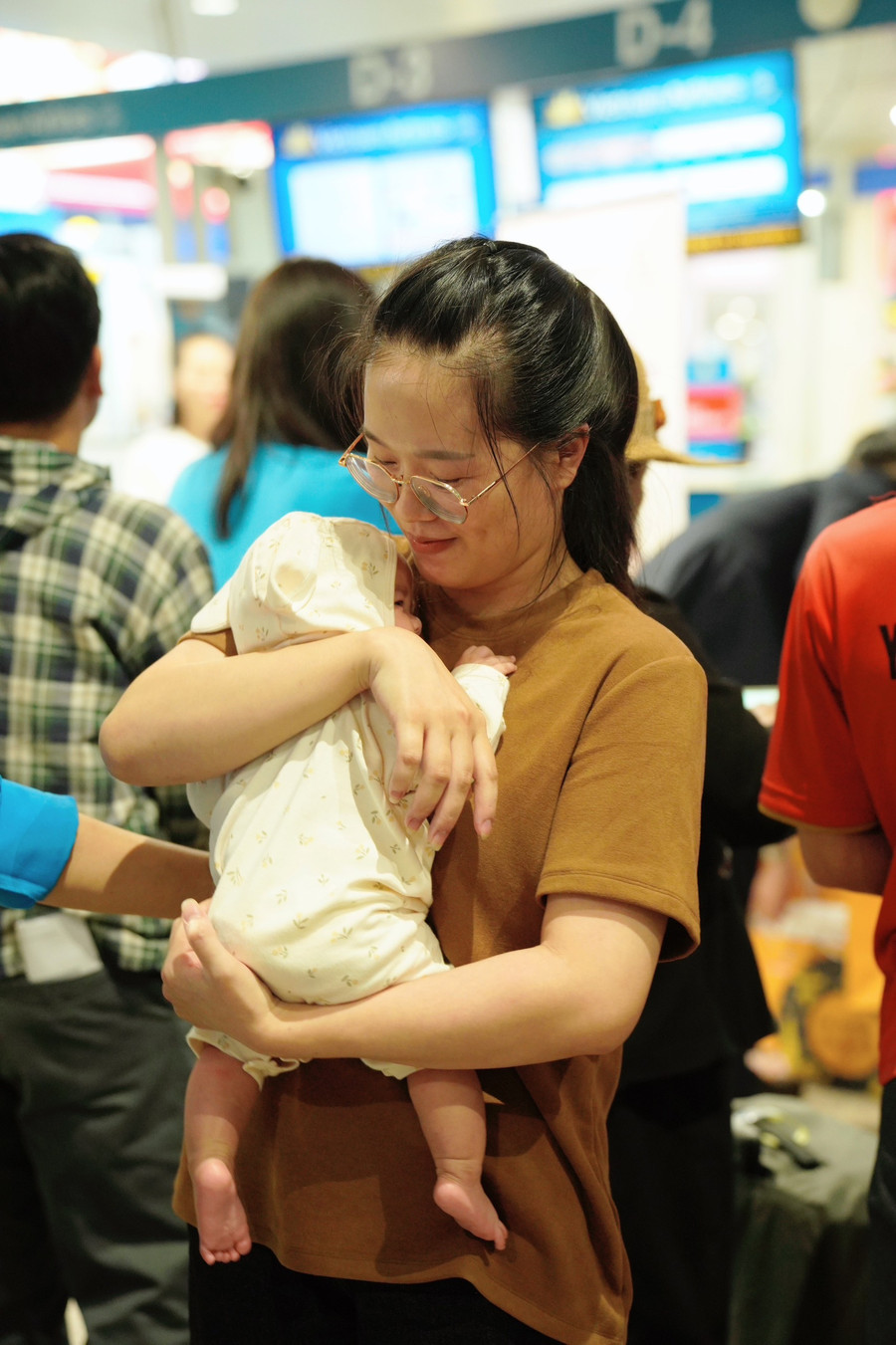 Những người lao động khó khăn được san sẻ gánh nặng và đón chào một cái Tết thật trọn vẹn, ấm áp cùng gia đình. Những người lao động khó khăn được san sẻ gánh nặng và đón chào một cái Tết thật trọn vẹn, ấm áp cùng gia đình.