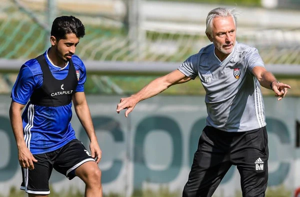 HLV trưởng ĐT UAE Bert Van Marwijk. 