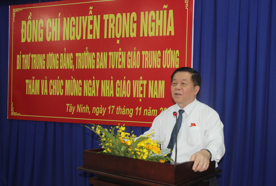 Đồng chí Nguyễn Trọng Nghĩa phát biểu chúc mừng thầy cô Trường THPT chuyên Hoàng Lê Kha. Đồng chí Nguyễn Trọng Nghĩa phát biểu chúc mừng thầy cô Trường THPT chuyên Hoàng Lê Kha.