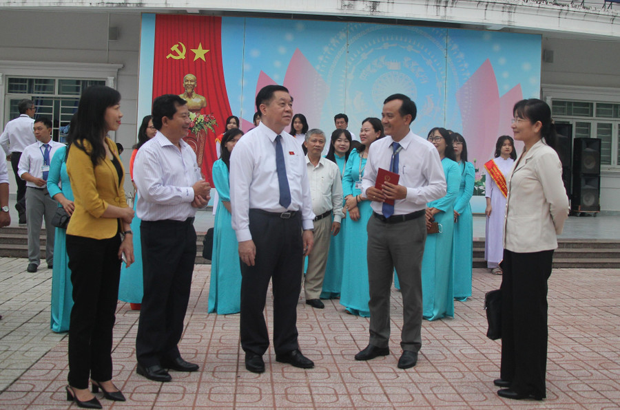 Đồng chí Nguyễn Trọng Nghĩa tham quan Trường THPT chuyên Hoàng Lê Kha. Đồng chí Nguyễn Trọng Nghĩa tham quan Trường THPT chuyên Hoàng Lê Kha.