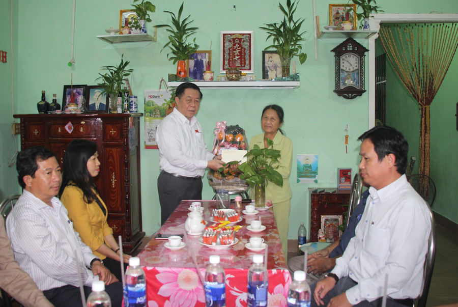Đồng chí Nguyễn Trọng Nghĩa thăm, chúc mừng cô giáo Ngô Thuý Lệ. Đồng chí Nguyễn Trọng Nghĩa thăm, chúc mừng cô giáo Ngô Thuý Lệ.