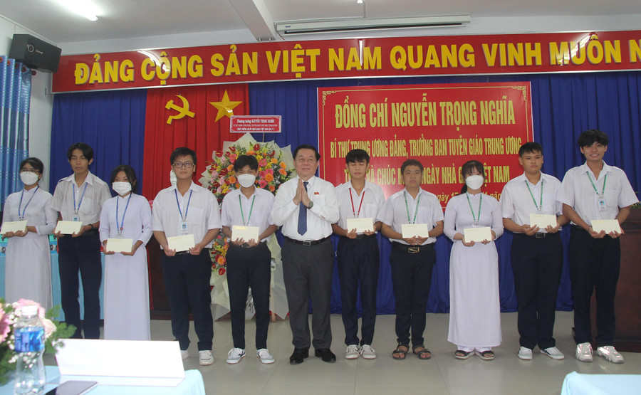 Đồng chí Nguyễn Trọng Nghĩa trao tặng học bổng cho học sinh Trường THPT chuyên Hoàng Lê Kha. Đồng chí Nguyễn Trọng Nghĩa trao tặng học bổng cho học sinh Trường THPT chuyên Hoàng Lê Kha.