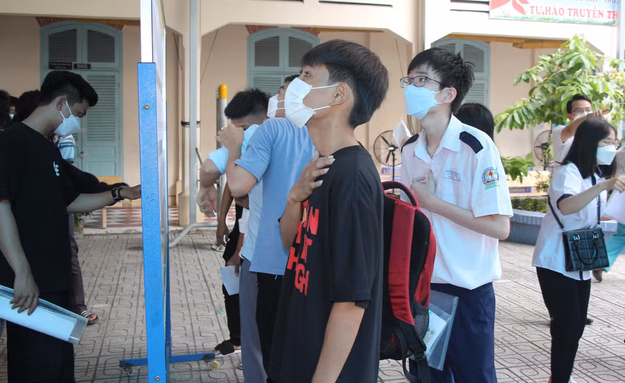 Thí sinh xem sơ đồ phòng thi tại Điểm thi Trường THCS Võ Trường Toản.