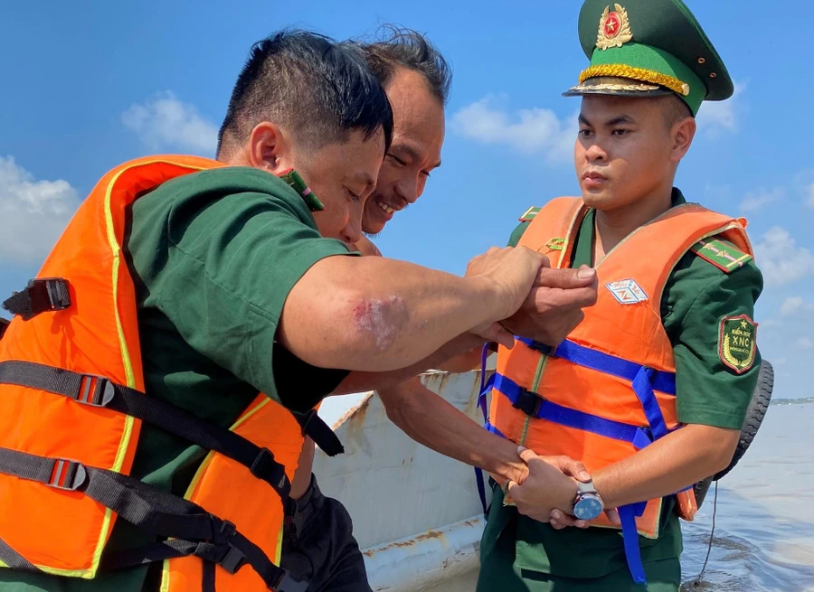 Lực lượng cứu hộ đã đưa các thuyền viên trên phương tiện bị chìm vào bờ an toàn.