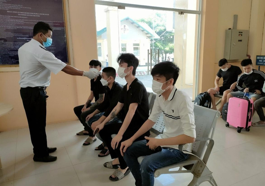 Lực lượng chức năng kiểm tra sức khỏe các công dân.