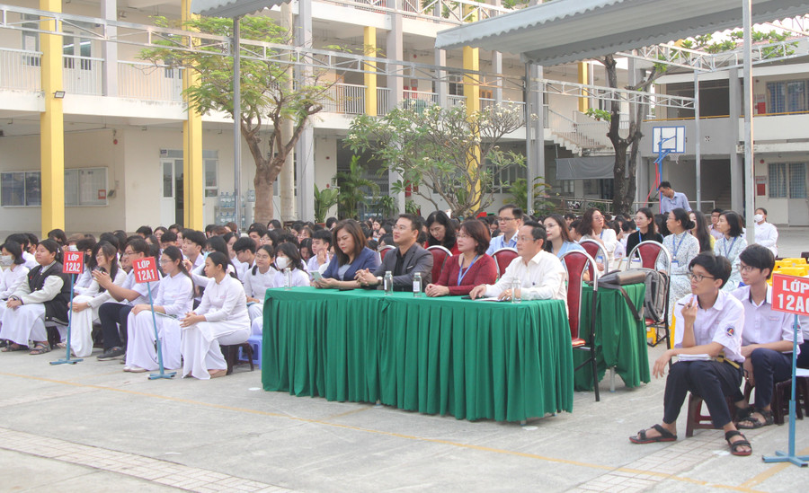 Các đại biểu tham dự chương trình.