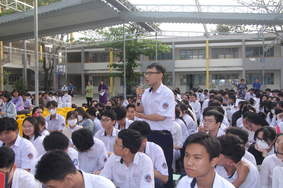 Học sinh đặt câu hỏi tại chương trình.