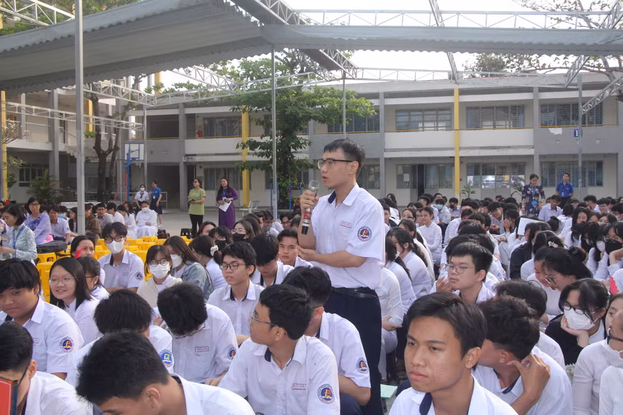 Học sinh đặt câu hỏi tại chương trình.