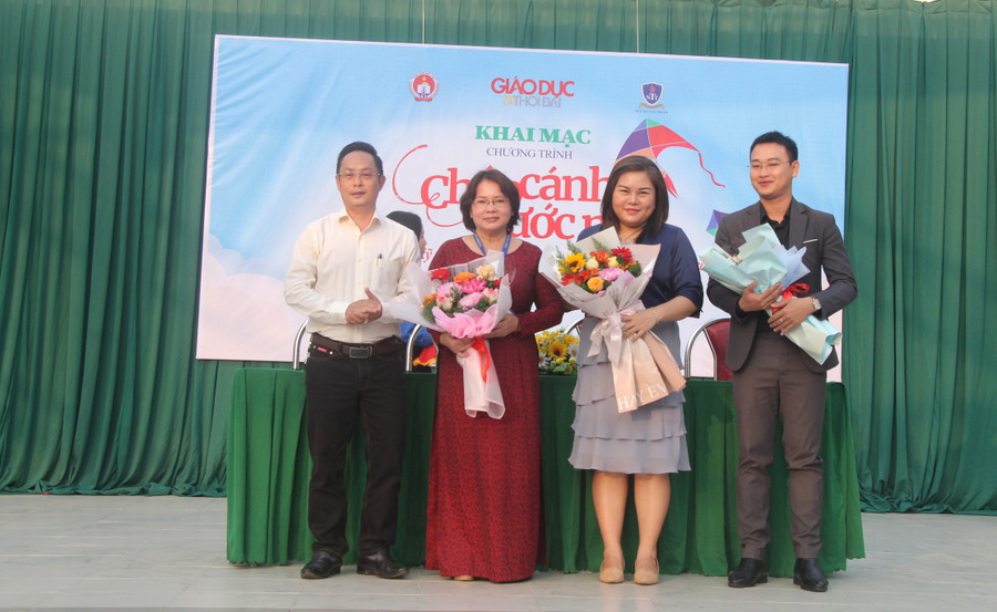 Ông Nguyễn Anh Tú tặng hoa cảm ơn lãnh đạo Trường THPT Phước Long và các chuyên gia.