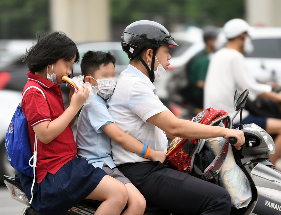 Làm bố mẹ thời bão giá áp lực nhân đôi, đặc biệt trăn trở chuyện ăn uống cho các con trong độ tuổi đi học. Làm bố mẹ thời bão giá áp lực nhân đôi, đặc biệt trăn trở chuyện ăn uống cho các con trong độ tuổi đi học.