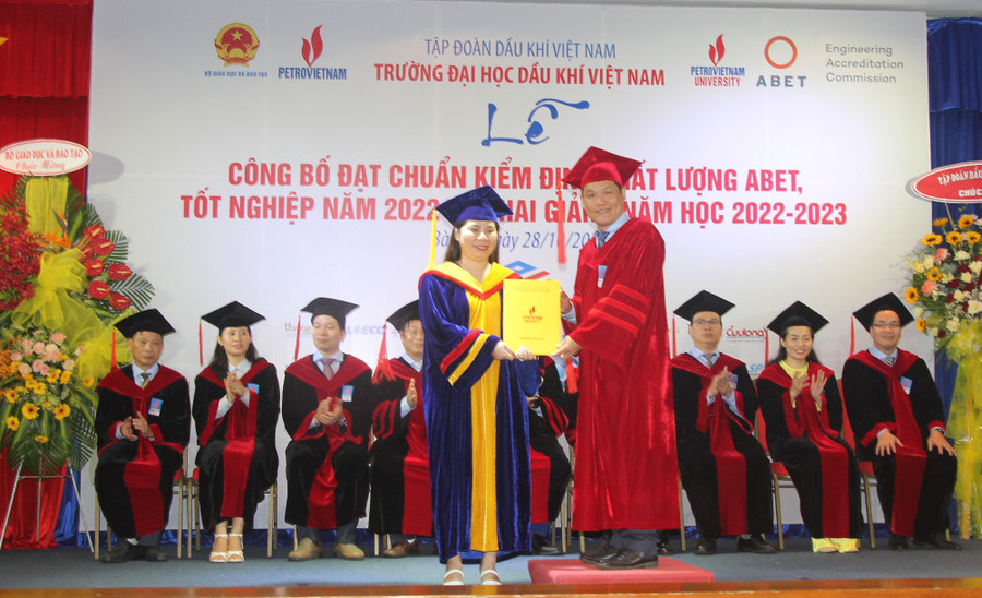 Lãnh đạo PVU trao bằng tốt nghiệp cho các tân Thạc sĩ. Lãnh đạo PVU trao bằng tốt nghiệp cho các tân Thạc sĩ.
