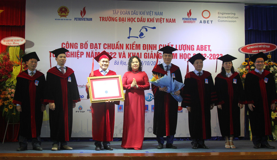 Thứ trưởng Ngô Thị Minh trao chứng nhận đạt chuẩn ABET cho lãnh đạo PVU. Thứ trưởng Ngô Thị Minh trao chứng nhận đạt chuẩn ABET cho lãnh đạo PVU.