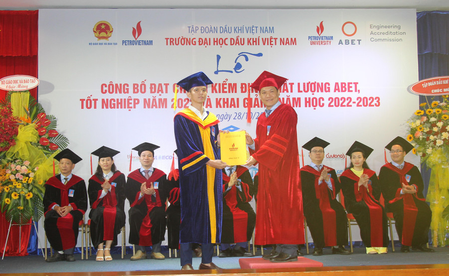 Lãnh đạo PVU trao bằng tốt nghiệp cho các tân kỹ sư. Lãnh đạo PVU trao bằng tốt nghiệp cho các tân kỹ sư.