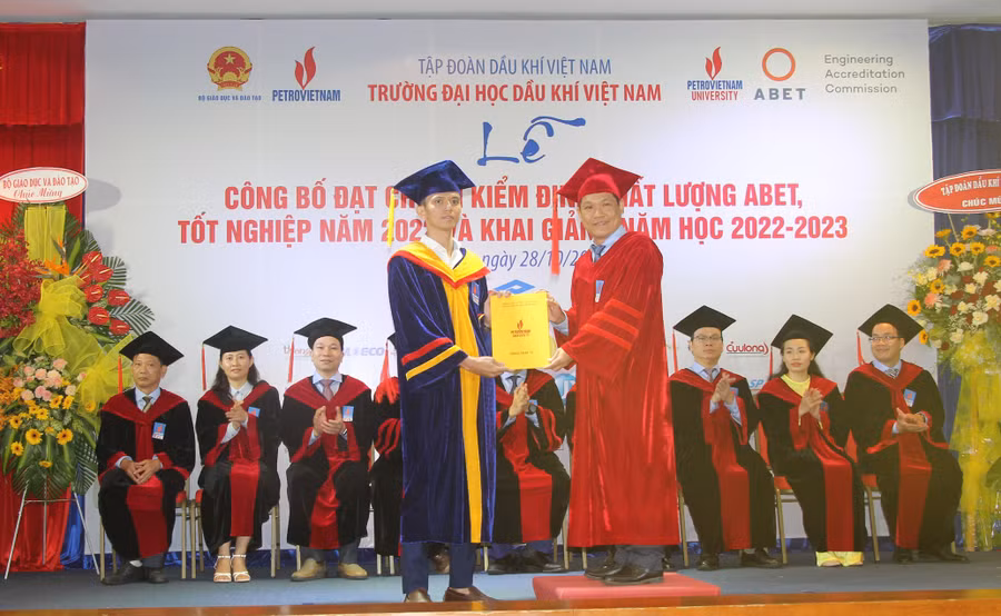 Lãnh đạo PVU trao bằng tốt nghiệp cho các tân kỹ sư.