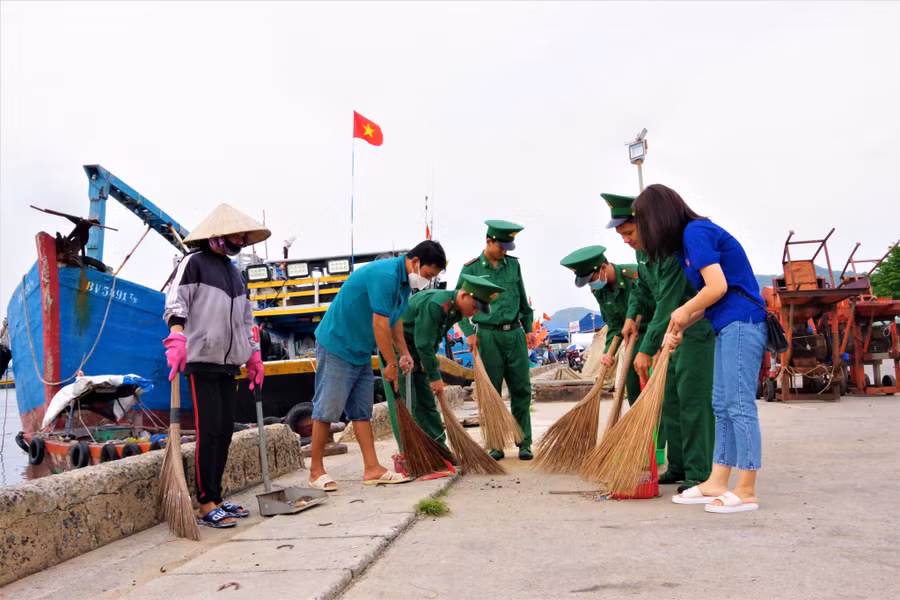 Cán bộ, đoàn viên thanh niên các đơn vị ra quân làm sạch cảng biển.