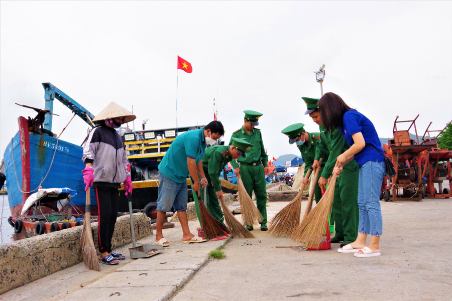 Cán bộ, đoàn viên thanh niên các đơn vị ra quân làm sạch cảng biển. Cán bộ, đoàn viên thanh niên các đơn vị ra quân làm sạch cảng biển.