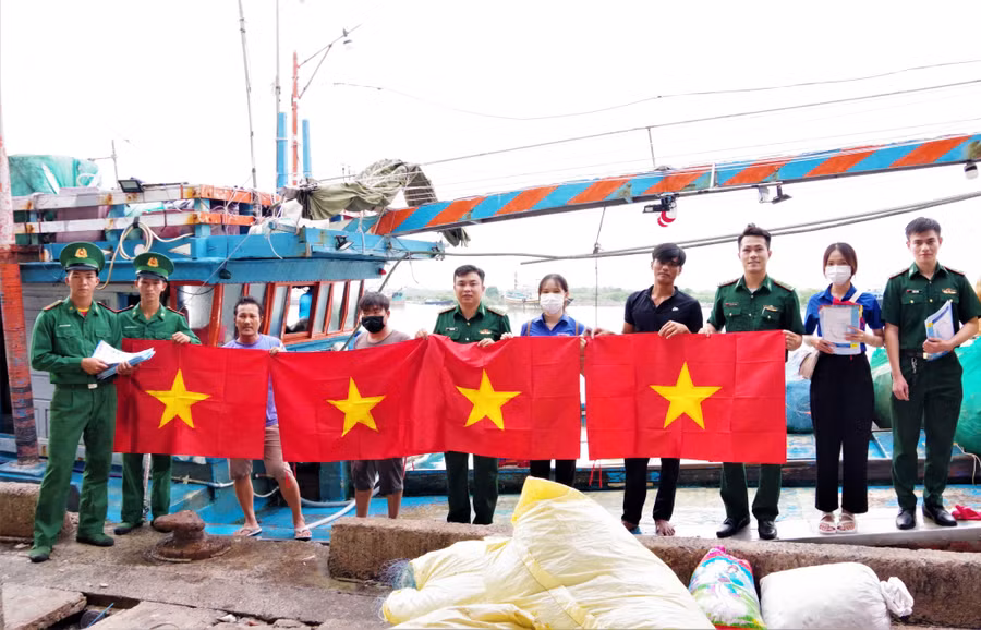 Các đơn vị tuyên truyền pháp luật và tặng cờ Tổ quốc cho ngư dân.