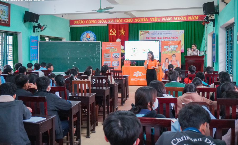 Một buổi hướng nghiệp tại Trường THCS Phú Dương, Huyện Phú Vang (Thừa Thiên Huế). Một buổi hướng nghiệp tại Trường THCS Phú Dương, Huyện Phú Vang (Thừa Thiên Huế).