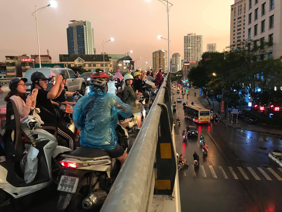 Người đi đường dừng lại trên cầu vượt để chụp ảnh. Người đi đường dừng lại trên cầu vượt để chụp ảnh.