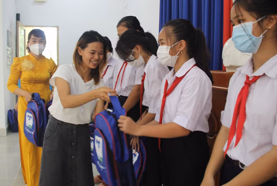 Báo Giáo dục và Thời đại tiếp sức đến trường ở vùng sâu biên giới ảnh 10