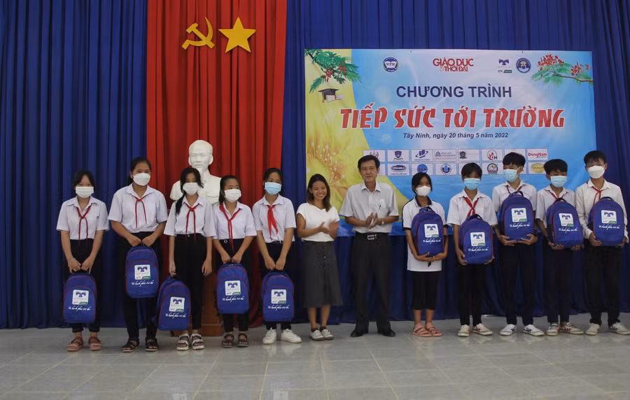 Báo Giáo dục và Thời đại tiếp sức đến trường ở vùng sâu biên giới ảnh 11