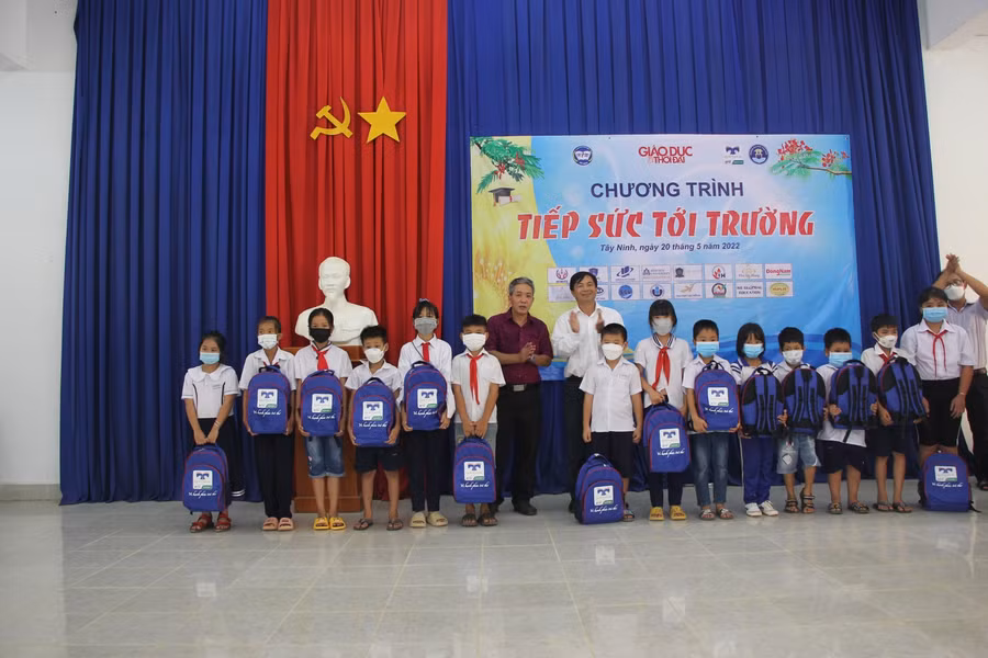 Chương trình Tiếp sức đến trường đã trao tặng 60 suất học bổng (mỗi suất 1 triệu đồng) và 200 suất quà gồm: cặp sách, tập viết, bút, thước kẻ... cho học sinh nghèo biên giới Thị xã Trảng Bàng.