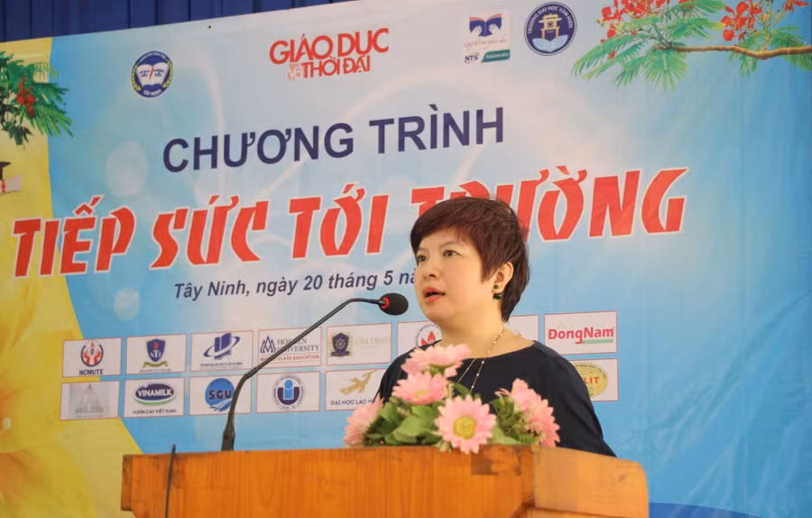 Phó Tổng biên tập Báo GD&amp;TĐ Dương Thanh Hương phát biểu tại chương trình Tiếp sức đến trường.