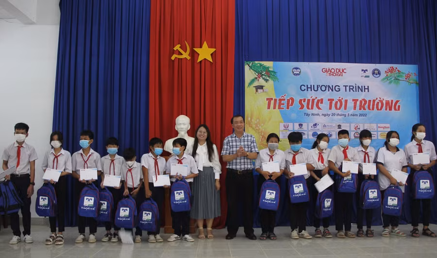 Đại diện Công ty TNHH Bảo mật Nam Trường Sơn và Lãnh đạo Sở GD&amp;ĐT Tây Ninh tặng quà và học bổng cho học sinh có hoàn cảnh khó khăn.