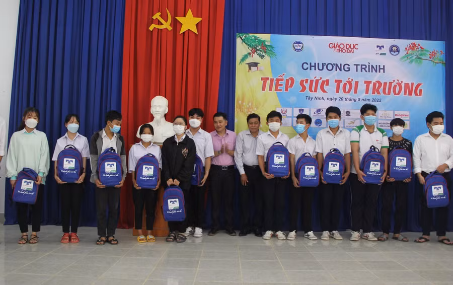 Báo Giáo dục và Thời đại tiếp sức đến trường ở vùng sâu biên giới ảnh 9