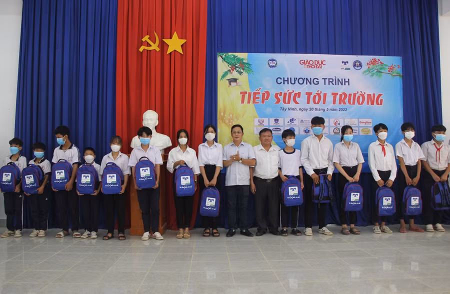 Báo Giáo dục và Thời đại tiếp sức đến trường ở vùng sâu biên giới ảnh 13