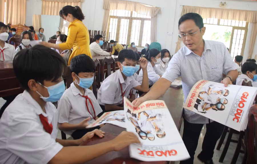 Các em học sinh háo hức đón nhận Báo GD&amp;TĐ.