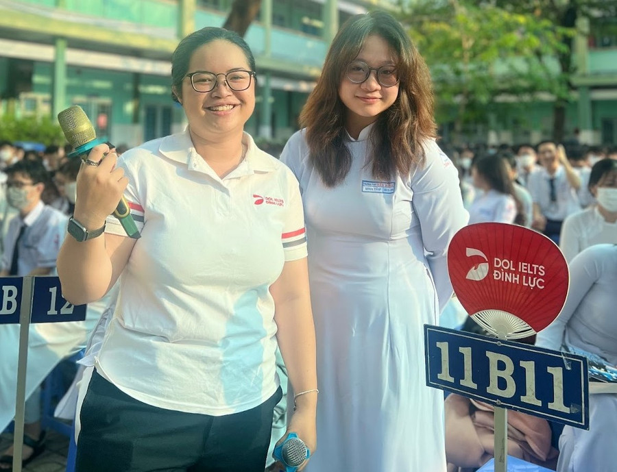 Học sinh trường THPT Tân Bình hăng hái phát biểu. Học sinh trường THPT Tân Bình hăng hái phát biểu.