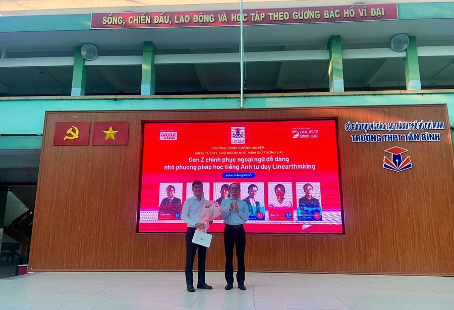 Anh Nhật Phạm - đại diện DOL English gửi tặng món quà tới Ban Giám Hiệu trường THPT Tân Bình. Anh Nhật Phạm - đại diện DOL English gửi tặng món quà tới Ban Giám Hiệu trường THPT Tân Bình.