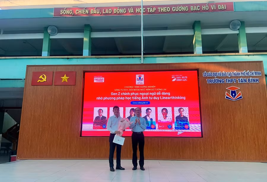 Anh Nhật Phạm - đại diện DOL English gửi tặng món quà tới Ban Giám Hiệu trường THPT Tân Bình.