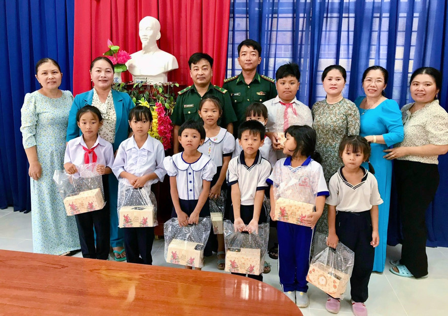 Tặng quà Trung thu cho các em học sinh có hoàn cảnh khó khăn tại Trường tiểu học Bưng Riềng. Tặng quà Trung thu cho các em học sinh có hoàn cảnh khó khăn tại Trường tiểu học Bưng Riềng.